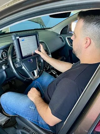 Mecânico realizando diagnóstico de injeção eletrônica em Passo Fundo, RS